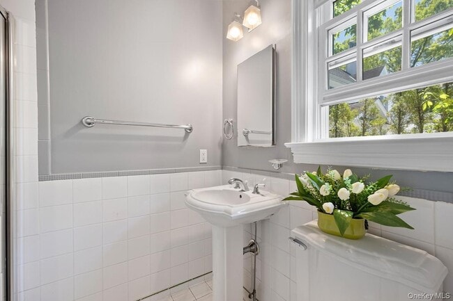 Building Photo - 11 School Ln