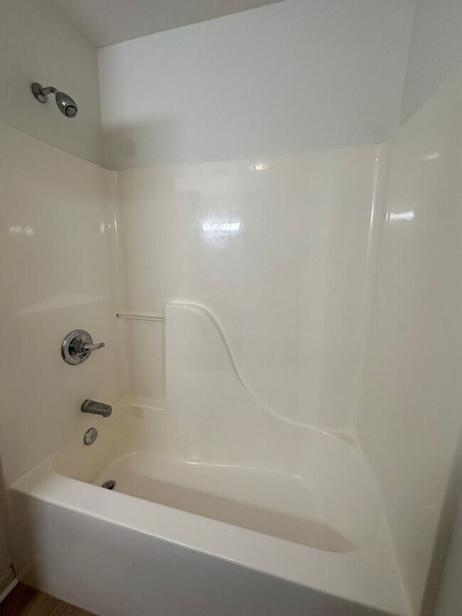 Building Photo - 2 Bedroom / 1 Bath Home Kingsport TN