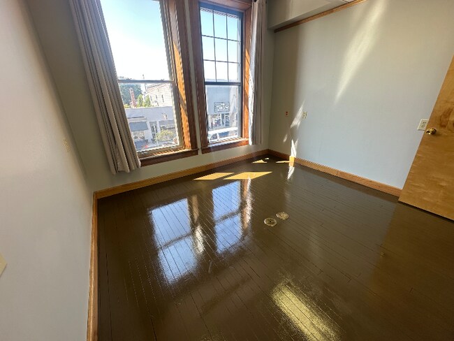 Building Photo - 120 N Main St