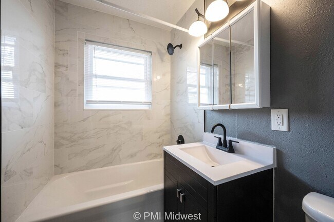 Building Photo - Cozy 2 Bedroom Apartment in Indianapolis w...