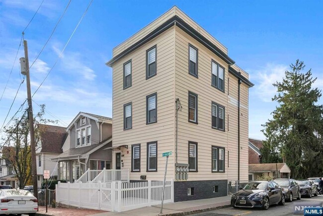 Primary Photo - 32 Valley Pl