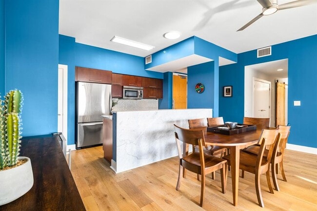 Building Photo - 603 Davis St