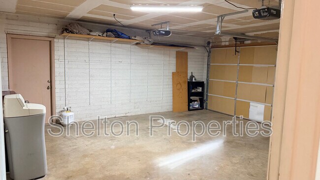 Building Photo - 523 E Malibu Dr