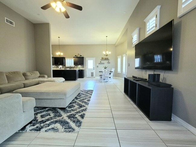 Building Photo - Amazing 3 bedroom 2 bath home in West El Paso!