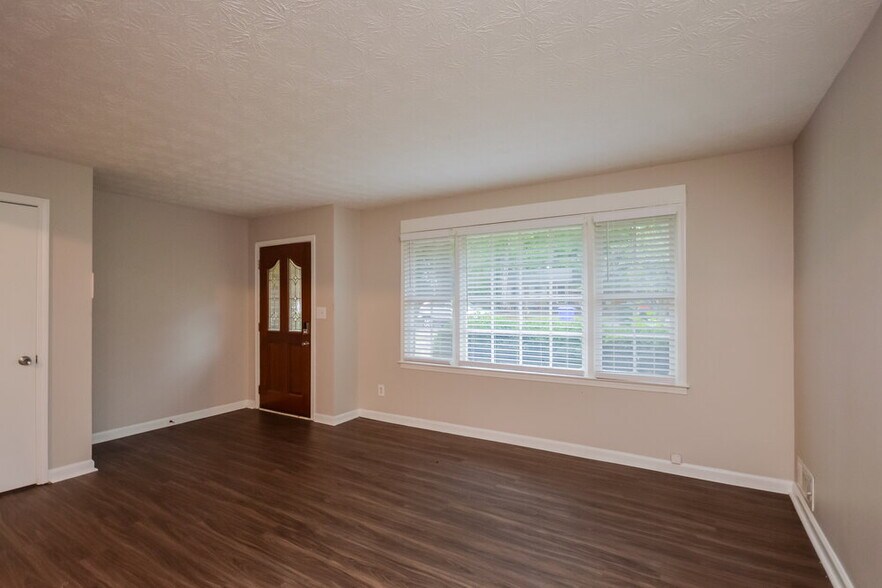 Building Photo - 990 Woodbridge Dr NE