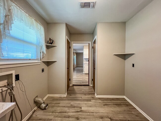 Building Photo - 986 Lone Star Dr