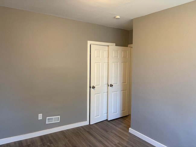 Building Photo - Newly Renovated 2 Story Townhouse in Garde...