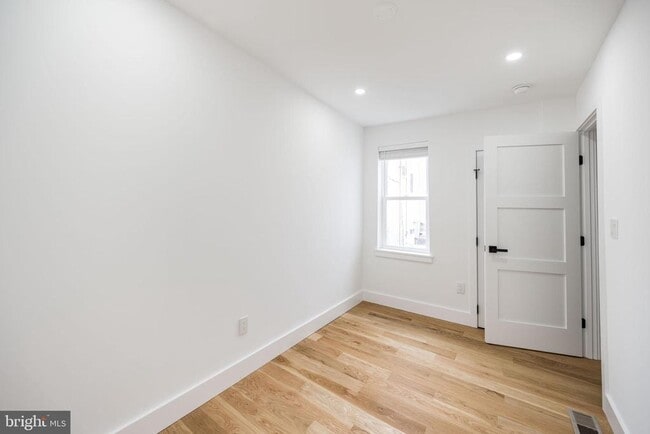 Building Photo - 2009 E Cumberland St