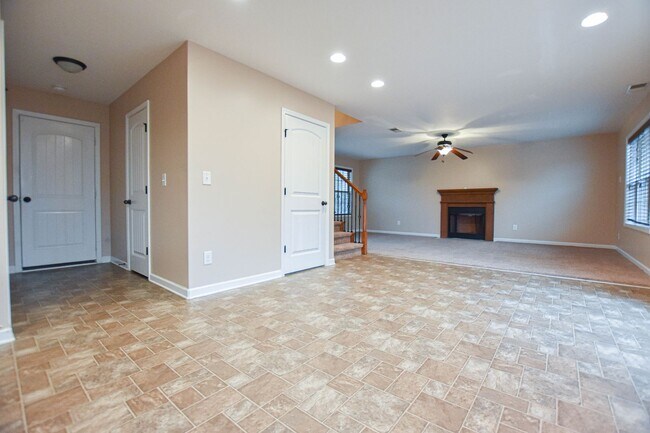 Building Photo - Pet Friendly Three Bedroom!