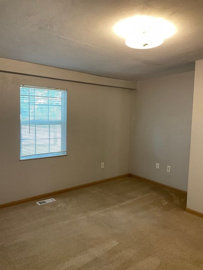 Building Photo - 504 W Van Buren St