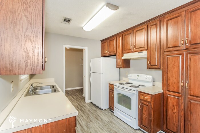 Building Photo - 7076 Lakeview Dr