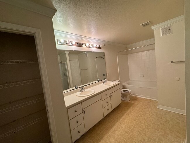 Building Photo - nice and quiet condo in desirable New Tamp...