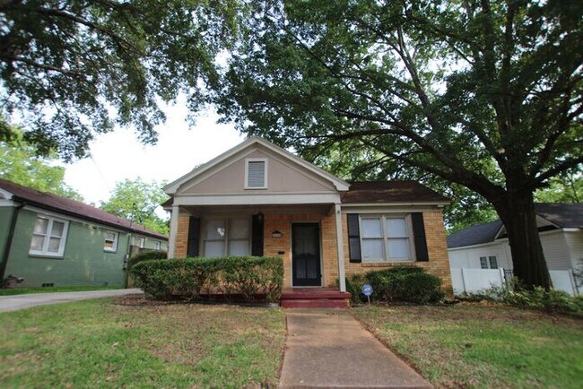 Building Photo - 3 Bedroom, 1.5 Bath Home in Central Tyler!