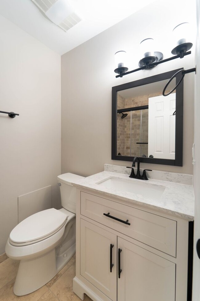 Building Photo - 1553 Templeton Pl