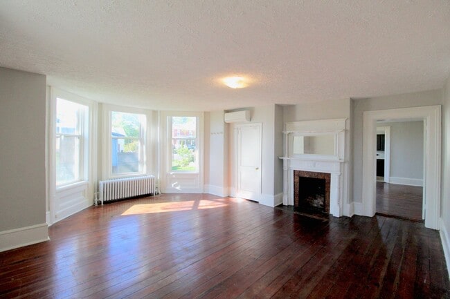 Building Photo - 1 bed, 1 bath apartment for rent in Downtown Harrisonburg!