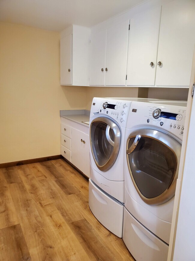18_Laundry Room (Washer an dryer included) - 230 Yale Pl