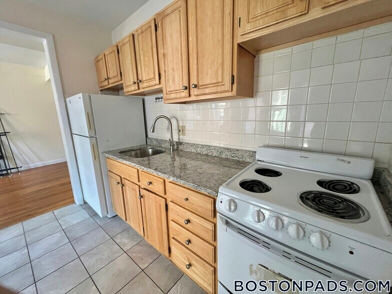 Primary Photo - 1135 Commonwealth Ave