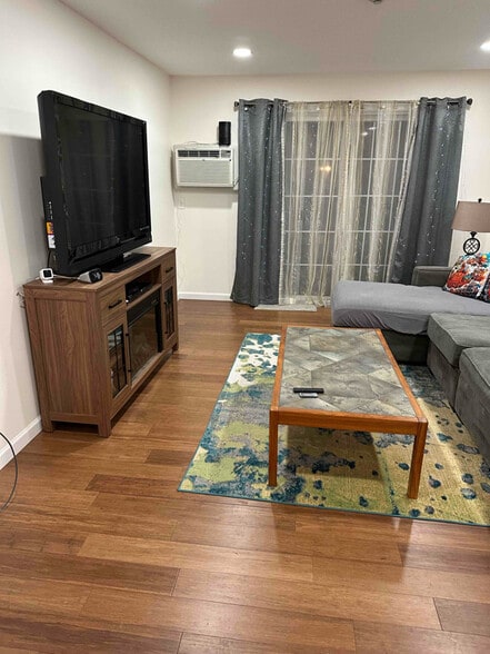 Building Photo - 130 Endicott St N