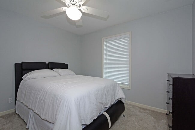 Building Photo - Spacious 5-Bed 3-Bath Home in South St. Paul - Available Now!