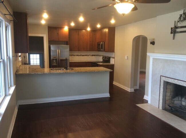 Building Photo - PET FRIENDLY 3 BEDROOM 2 BATHROOM HOUSE