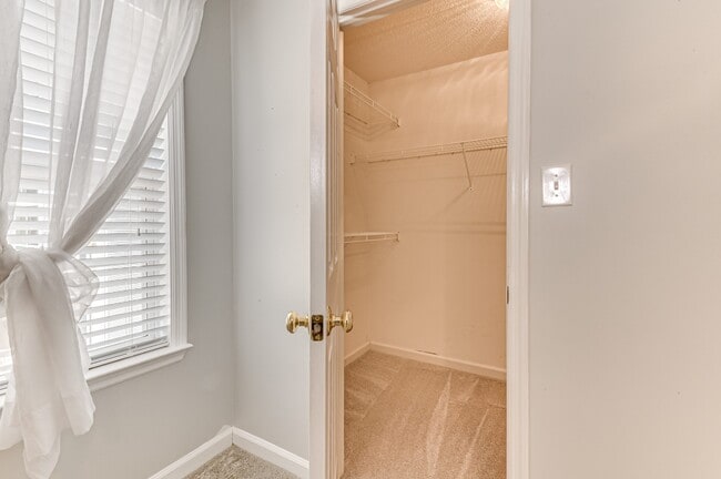 Building Photo - 490 Connemara Trail