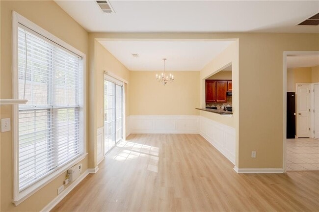 Building Photo - 2442 Fairlie Dr