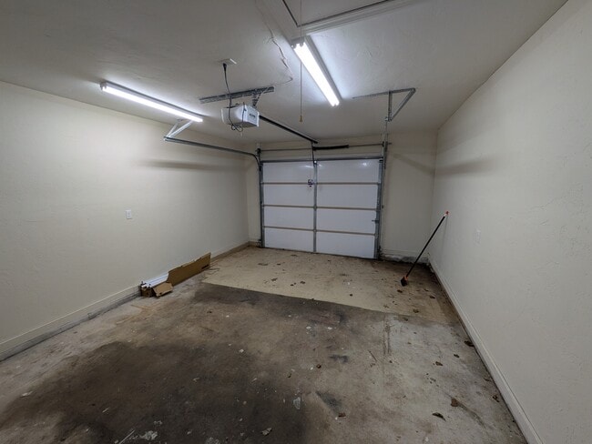 Building Photo - 906 Parkview Dr