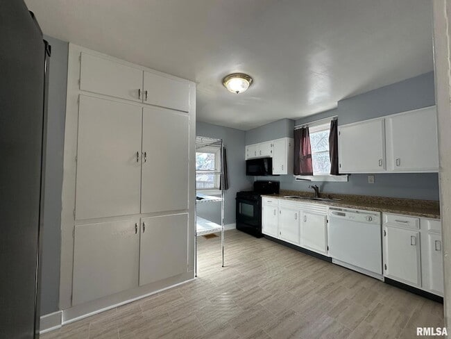 Building Photo - 146 N State St