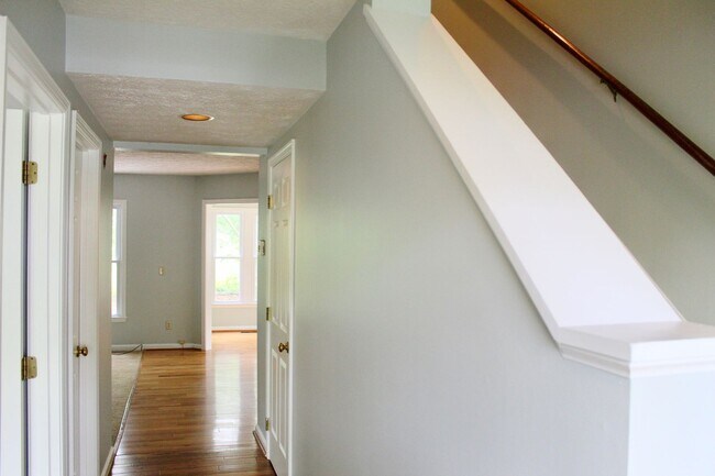 Building Photo - 736 Woodland Dr