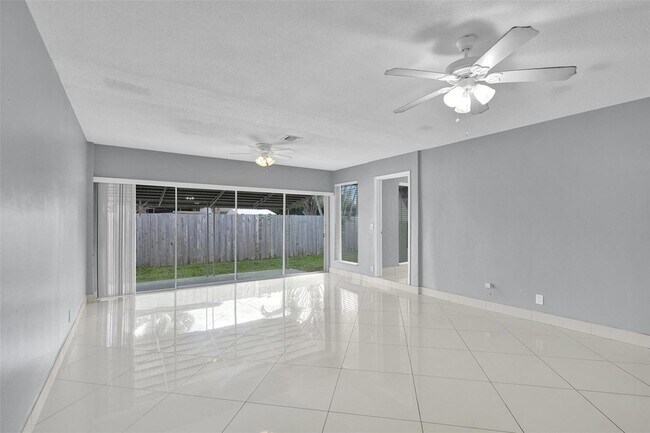 Building Photo - 704 NE 23rd Ave