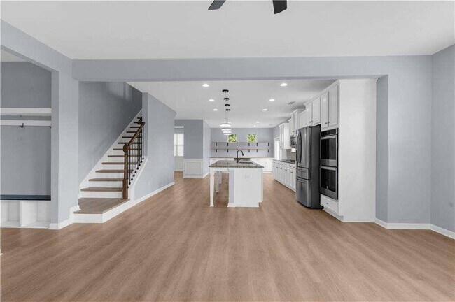 Building Photo - 5435 Mirror Lake Dr