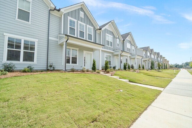 Building Photo - Like A Brand New 3 Bedroom Townhome in the...