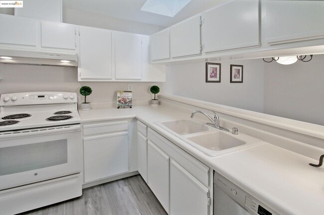 Building Photo - GREAT BRENTWOOD LOCATION IN THIS WONDERFUL CENTRALLY LOCATED COMMUNITY; GREAT CONDITION AND MOVE ...