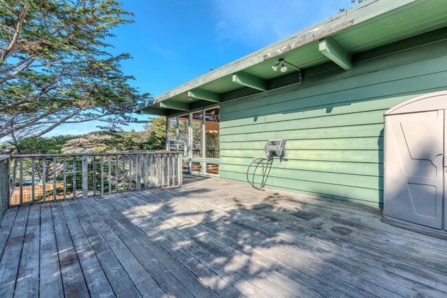 Building Photo - 990 Mirador Terrace