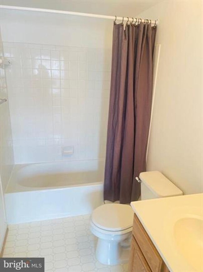 Building Photo - Amazing corner 3 bedroom/ 2 full bathroom