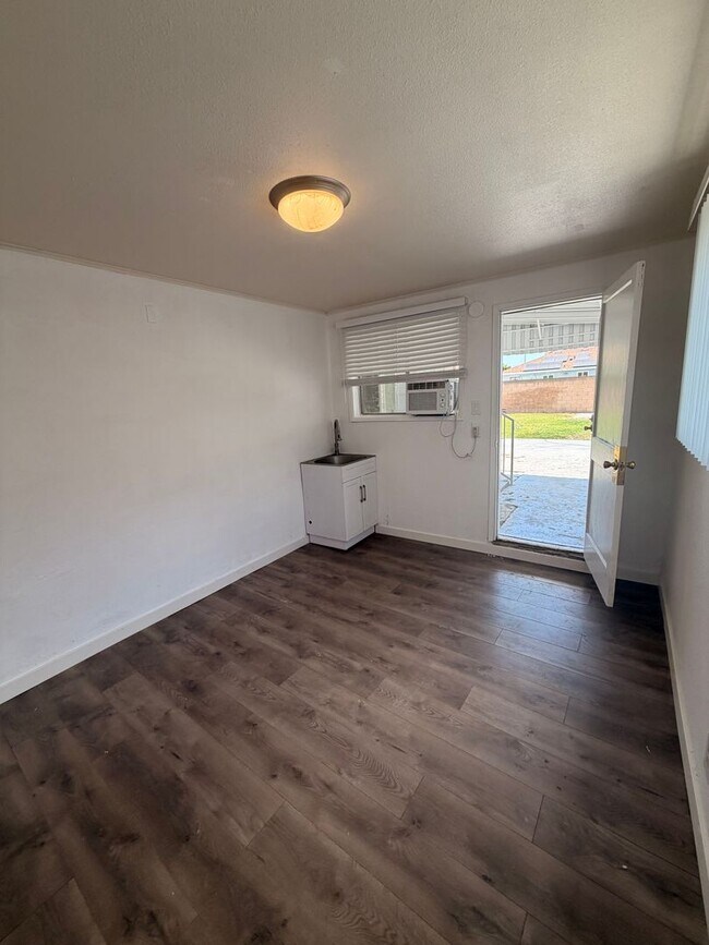 Building Photo - Remodeled 3 Bedroom Norwalk House For Rent!