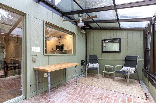 Building Photo - 7 Belaire Way