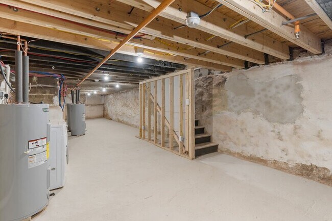 Building Photo - 6049 Elmwood Ave