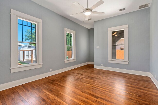 Building Photo - 925 Lamar St