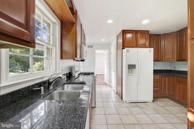 Building Photo - 8208 Gainsborough Ct W