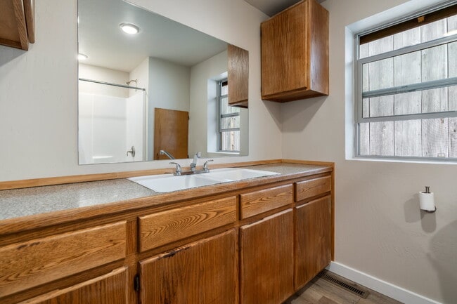 Building Photo - Gallatin Gateway Rental Just Steps from the River