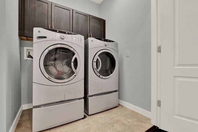 Building Photo - Stunning 3/3.5 Baldwin Park Townhome with 2-Car Garage & Upgrades Galore!
