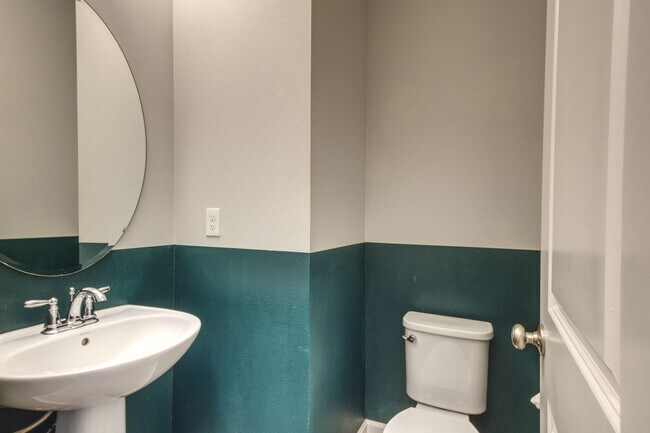 Building Photo - 7447 SE Chinquapin Dr