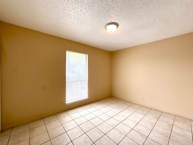 Building Photo - Available Now! 3 Bedroom / 2 Bath Home Nea...