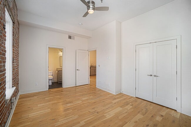 Building Photo - Modern 1 Bedroom, 1 Bath Apartment Home  Located In Historic Westport