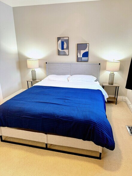 Building Photo - 319 W 12th Ave