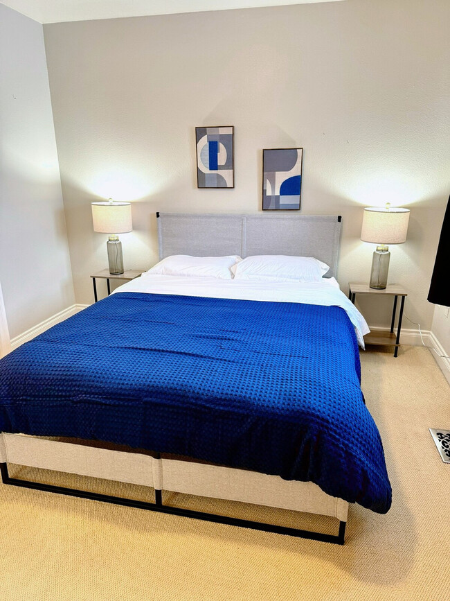 Building Photo - 319 W 12th Ave