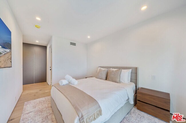 Building Photo - 8800 Hollywood Blvd