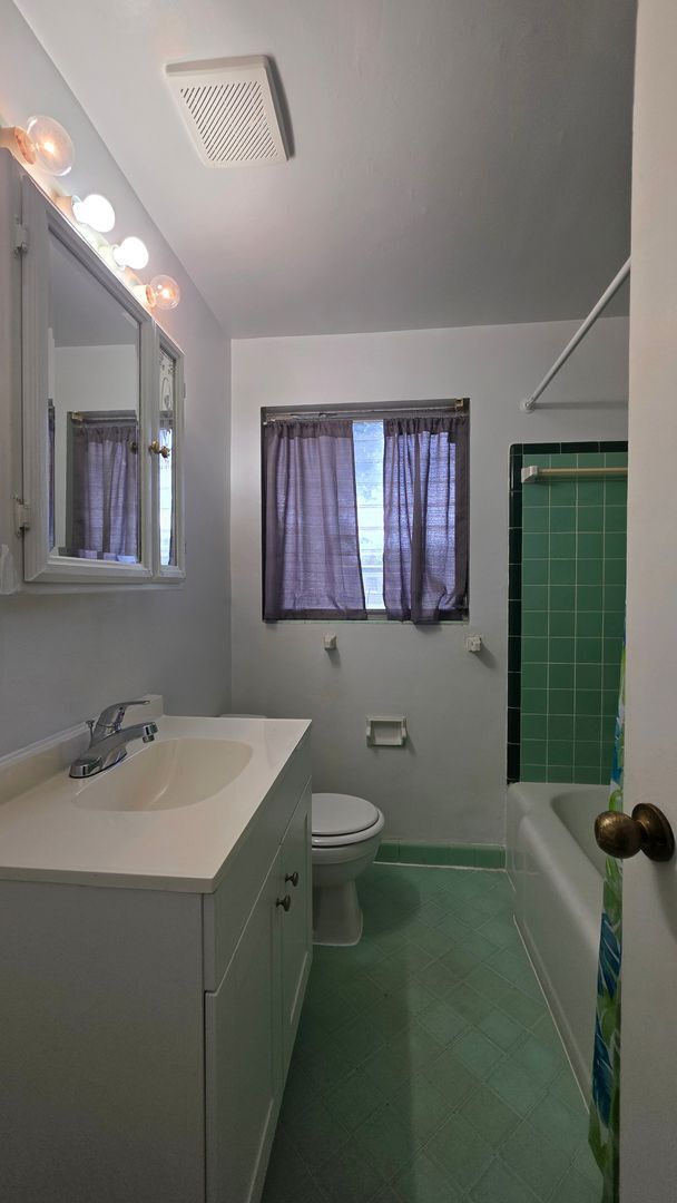 Building Photo - 2 Bedroom 1 Bath Single Family Home, Fenced in Yard