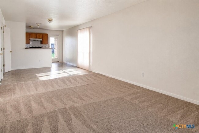 Building Photo - 102 E Robin Ln